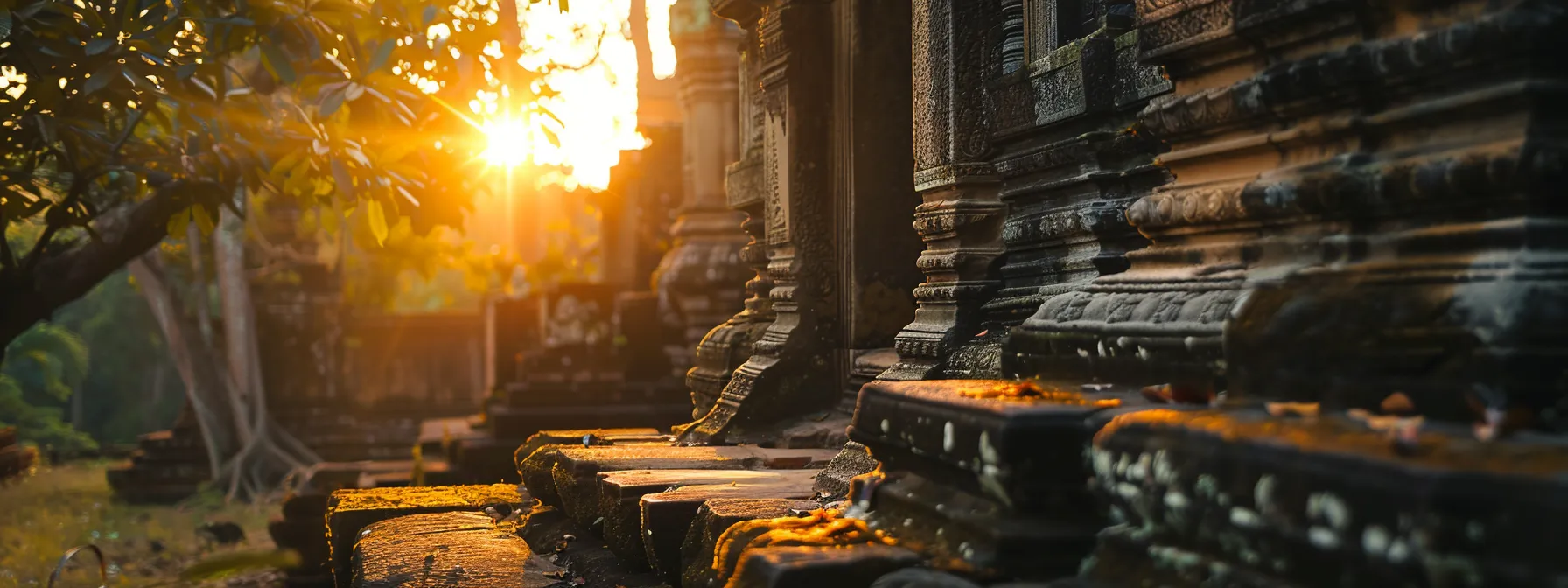 一处角落,昏黄的夕阳洒在古老的神庙上,散发出沉静而神秘的氛围。